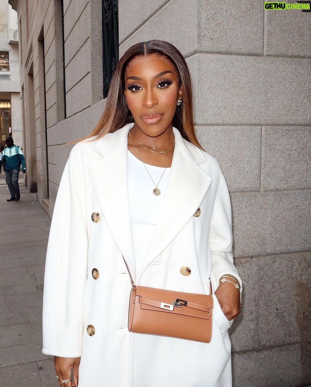 Jackie Aina Instagram - dark skin and all creme outfits 💅🏾 @maxandco @weekendmaxmara thank you for having me! #milanfashionweek #mfw #maxmara #weekendbaxmara #maxandco