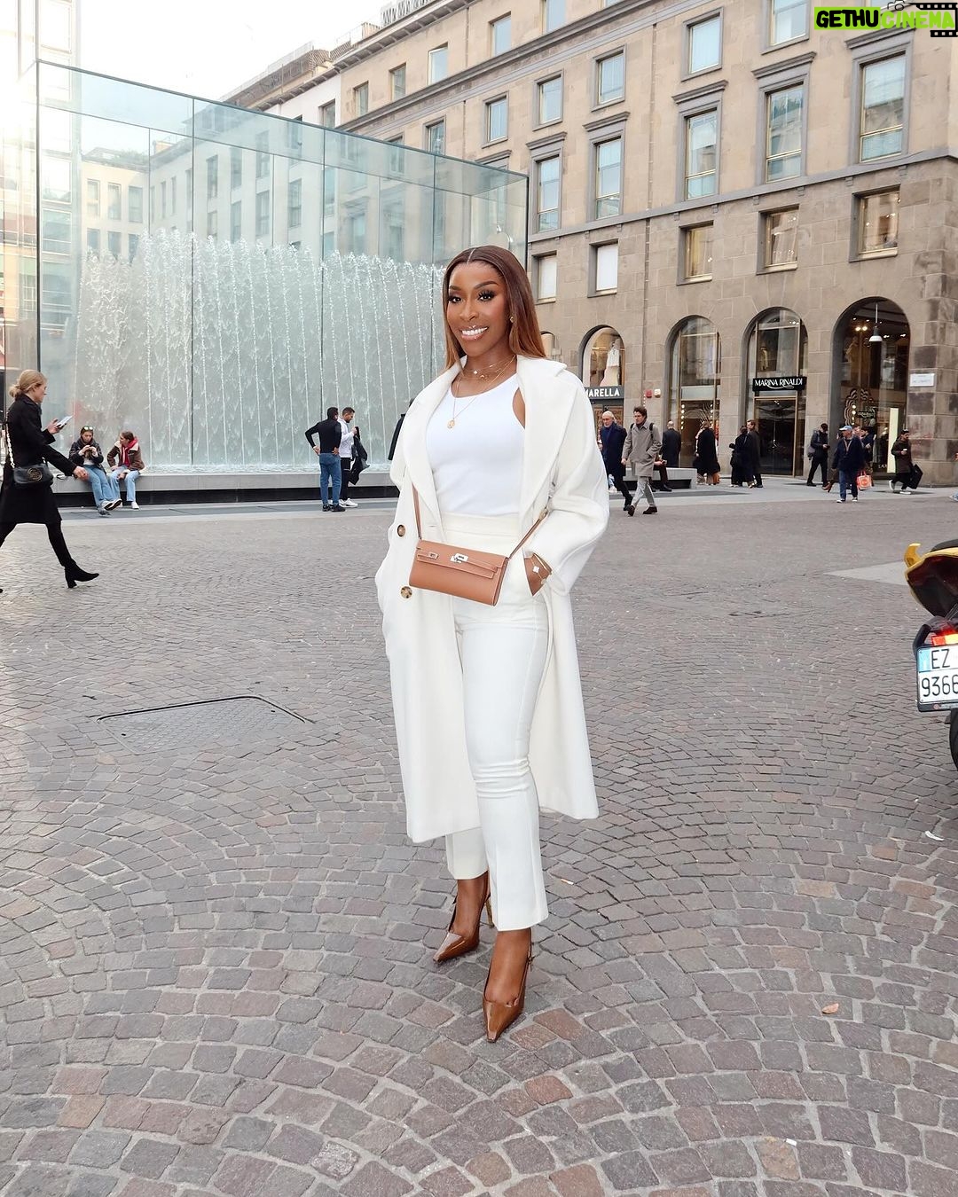 Jackie Aina Instagram - dark skin and all creme outfits 💅🏾 @maxandco @weekendmaxmara thank you for having me! #milanfashionweek #mfw #maxmara #weekendbaxmara #maxandco