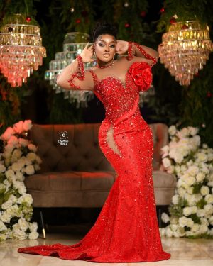 Jackie Appiah Instagram - Whatever is beautiful, whatever is meaningful, whatever brings you happiness. May it be yours this Christmas season and throughout the coming year. 
Makeup Artist @chelseablaq_ 
Outfit @milirv__ 
Stylist @bveystyling 
Decor @stylishsueno 
Hairstylist @thebeautyplush 
Photographer @chocolate_studios_ 
Videography @fotokonceptgh @chocolate_studios_