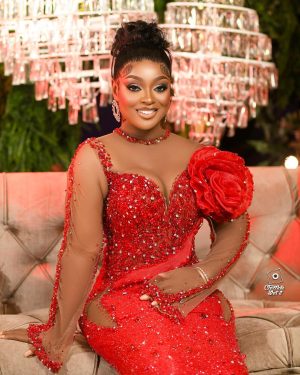 Jackie Appiah Instagram - Whatever is beautiful, whatever is meaningful, whatever brings you happiness. May it be yours this Christmas season and throughout the coming year. 
Makeup Artist @chelseablaq_ 
Outfit @milirv__ 
Stylist @bveystyling 
Decor @stylishsueno 
Hairstylist @thebeautyplush 
Photographer @chocolate_studios_ 
Videography @fotokonceptgh @chocolate_studios_