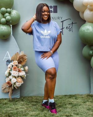 Jackie Appiah Instagram - Strong is the new pretty 💪👧 #WorkoutGoals #FitnessJourney"
Hair @shika_hairgh 
Event @wellnessfestaccra 
Organized by @randrluxury