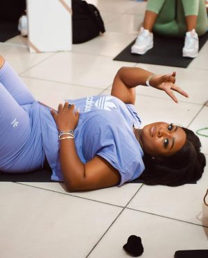 Jackie Appiah Instagram - Strong is the new pretty 💪👧 #WorkoutGoals #FitnessJourney"
Hair @shika_hairgh 
Event @wellnessfestaccra 
Organized by @randrluxury