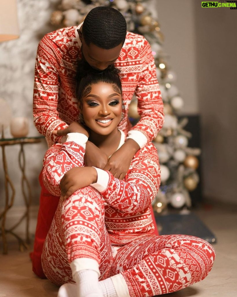 Jackie Appiah Instagram - Wishing your family a Christmas filled with the love of our family to yours. @damien.stp Makeup Artist @chelseablaq_ Stylist @bveystyling Hairstylist @thebeautyplush Photographer @chocolate_studios_ Videography @fotokonceptgh @chocolate_studios_