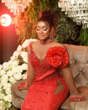 Jackie Appiah Instagram - Whatever is beautiful, whatever is meaningful, whatever brings you happiness. May it be yours this Christmas season and throughout the coming year. 
Makeup Artist @chelseablaq_ 
Outfit @milirv__ 
Stylist @bveystyling 
Decor @stylishsueno 
Hairstylist @thebeautyplush 
Photographer @chocolate_studios_ 
Videography @fotokonceptgh @chocolate_studios_