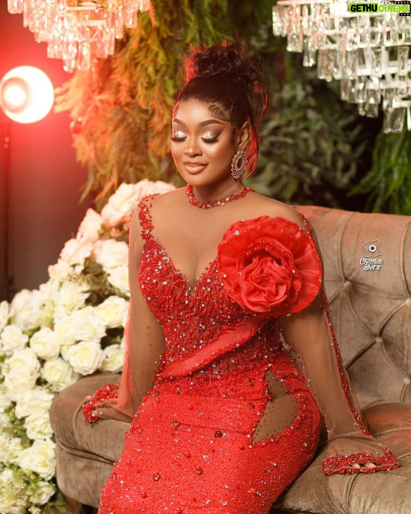 Jackie Appiah Instagram - Whatever is beautiful, whatever is meaningful, whatever brings you happiness. May it be yours this Christmas season and throughout the coming year. Makeup Artist @chelseablaq_ Outfit @milirv__ Stylist @bveystyling Decor @stylishsueno Hairstylist @thebeautyplush Photographer @chocolate_studios_ Videography @fotokonceptgh @chocolate_studios_