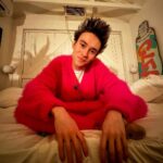 Jacob Collier Instagram – Pink for @spotify 🦩🦩🦩