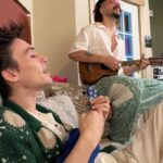 Jacob Collier Instagram - Camilo: Nos conocimos en Tokyo. Como si no hubiera sido suficientemente loco ese viaje, terminé abrazando a Jacob, diciéndole todo lo que lo admiro y cruzando números. Me mandó un mensaje un par de meses después, invitándome a Los Angeles a escribir con él. Yo estaba muy nervioso, pero empaqué mi tiple, un par de juguetes que compré en Japón, y la ilusión de hacer Taller Creativo con él… Apenas nos vimos fue como si nos hubiéramos conocido de todas las vidas. Con él pude ser YO MISMO, y confirmar que el que dijo “No conozcas a tus héroes” es porque no lo había conocido a él. Jacob: Camiloooooo! Without doubt, one of my favorite human beings and musical forces on the planet. Despite us only having met three times, we genuinely feel like brothers. I am so overjoyed that this song is out in the world, and beyond proud to have his warmth and magic presence on Djesse Vol. 4 ♥️🎈