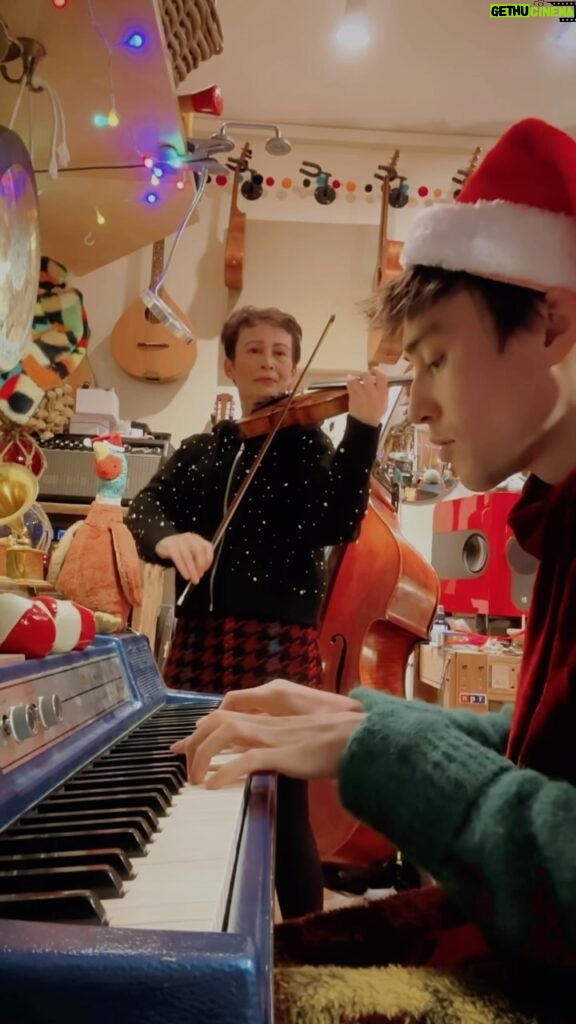 Jacob Collier Instagram - Some “Home Alone” warmth from the two of us! 🎄❤️ London, United Kingdom