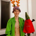 Jacob Collier Instagram - Jethro’s getting into it 🎄