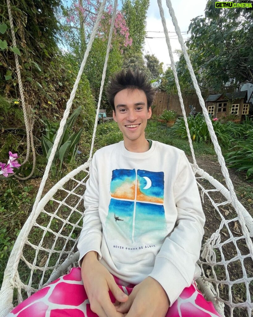 Jacob Collier Instagram - FRESHEST MERCH FOR YOU! A ‘Never Gonna Be Alone’ flash sale. Link in story 🧤