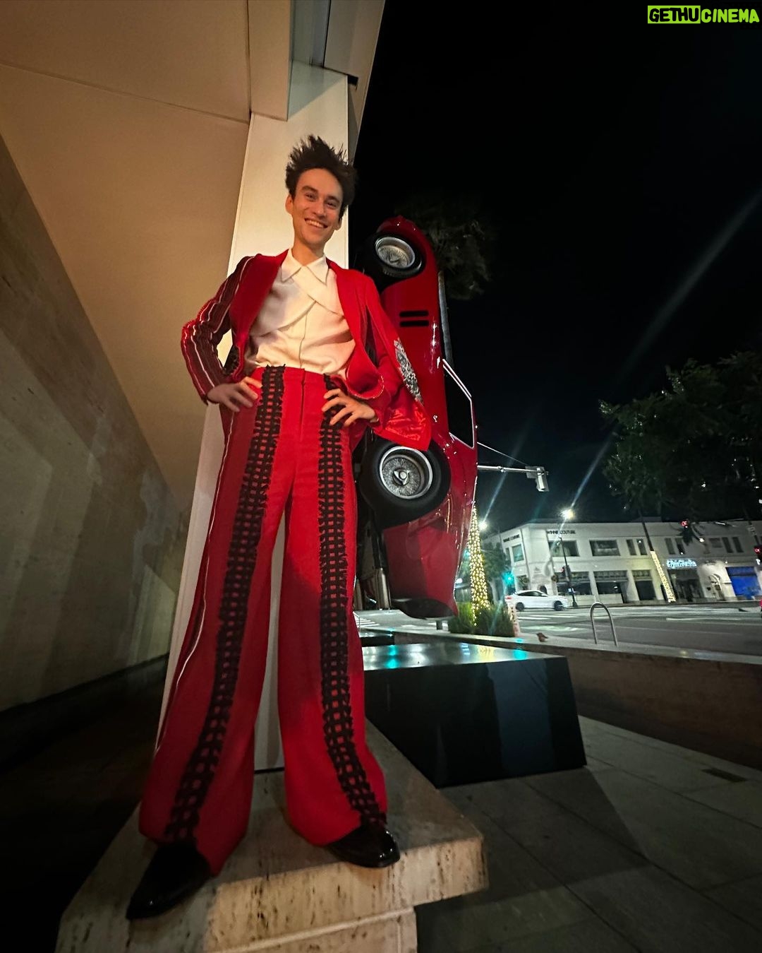 Jacob Collier Instagram - GRAMMYS 2023!!! Wearing a suit made by the magnificent @frohlic_thlabel 🧣🎒🎈 Los Angeles, California