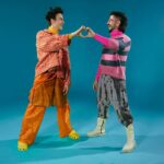 Jacob Collier Instagram - Camilo: Nos conocimos en Tokyo. Como si no hubiera sido suficientemente loco ese viaje, terminé abrazando a Jacob, diciéndole todo lo que lo admiro y cruzando números. Me mandó un mensaje un par de meses después, invitándome a Los Angeles a escribir con él. Yo estaba muy nervioso, pero empaqué mi tiple, un par de juguetes que compré en Japón, y la ilusión de hacer Taller Creativo con él… Apenas nos vimos fue como si nos hubiéramos conocido de todas las vidas. Con él pude ser YO MISMO, y confirmar que el que dijo “No conozcas a tus héroes” es porque no lo había conocido a él. Jacob: Camiloooooo! Without doubt, one of my favorite human beings and musical forces on the planet. Despite us only having met three times, we genuinely feel like brothers. I am so overjoyed that this song is out in the world, and beyond proud to have his warmth and magic presence on Djesse Vol. 4 ♥️🎈