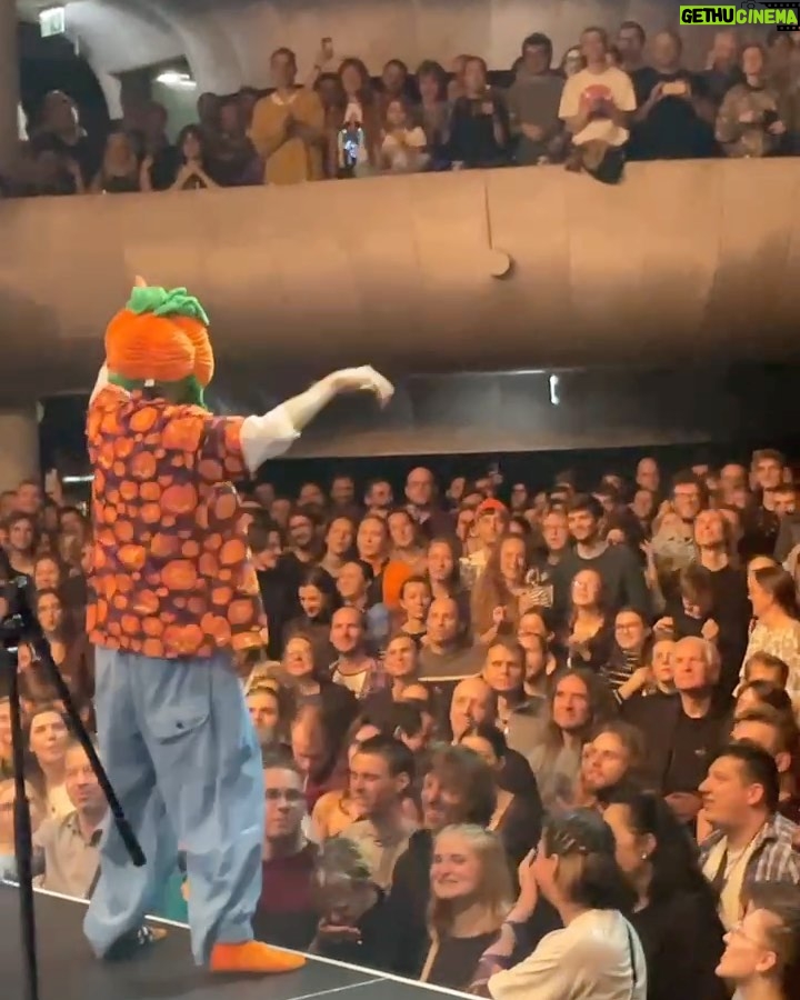 Jacob Collier Instagram - Autumn postcards 🍁🚀🐊🎇