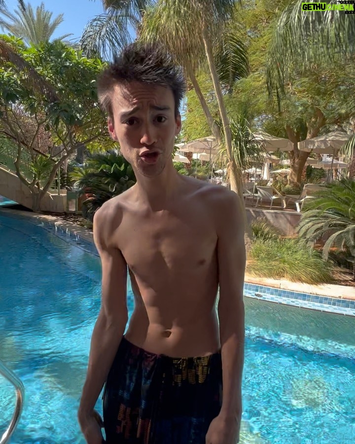 Jacob Collier Instagram - Autumn postcards 🍁🚀🐊🎇