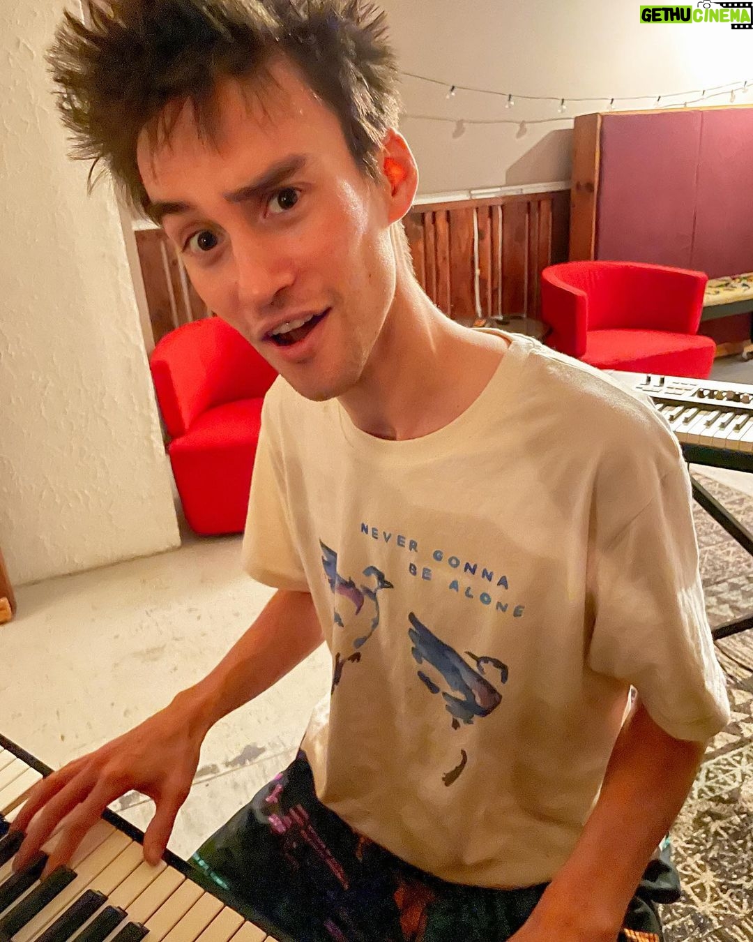 Jacob Collier Instagram - FRESHEST MERCH FOR YOU! A ‘Never Gonna Be Alone’ flash sale. Link in story 🧤