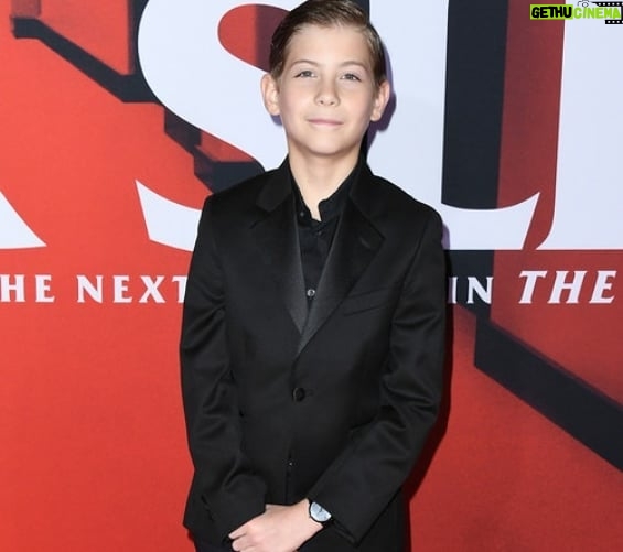 Jacob Tremblay Instagram - @DoctorSleepMovie premiere... I can't wait for you all to see what my friend Mike Flanagan has done with Stephen King's incredible story, #DoctorSleep! 😱 Sincerest thanks to @StarBurleigh @KCFee ✌❤. Regency Village Theatre