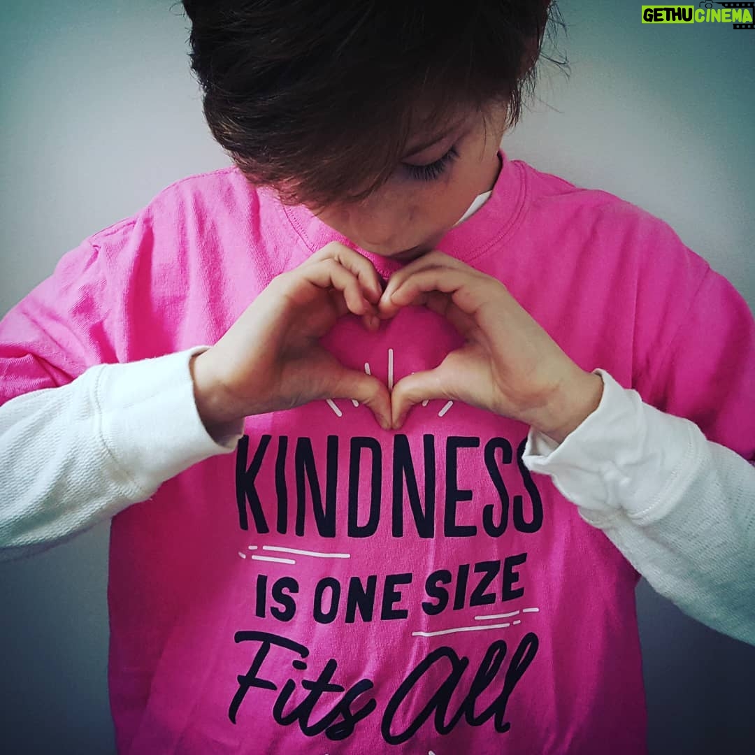 Jacob Tremblay Instagram - Let's be buddies not bullies! ✌💖 #PinkShirtDay #ChooseKind #PinkItForward