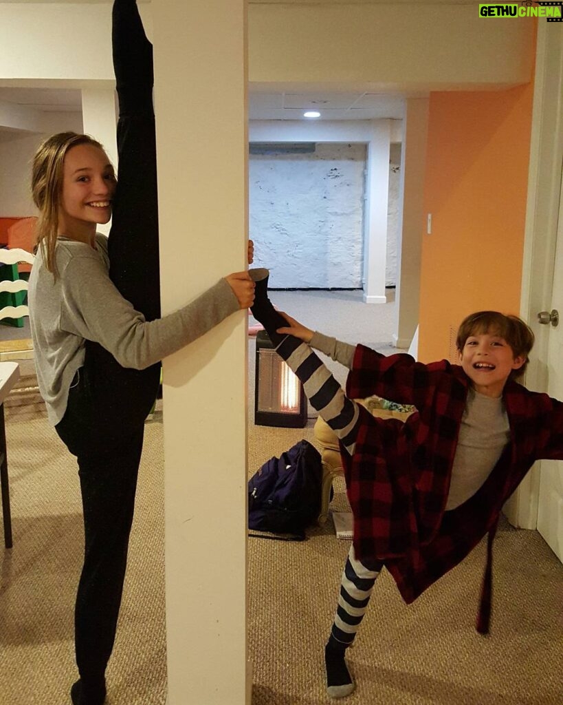 Jacob Tremblay Instagram - Congrats to my amazing coworker @MaddieZiegler on her #TeenChoice nomination for #ChoiceDancer! #BehindtheScenes #Stretching #Ouch #TheBookofHenry