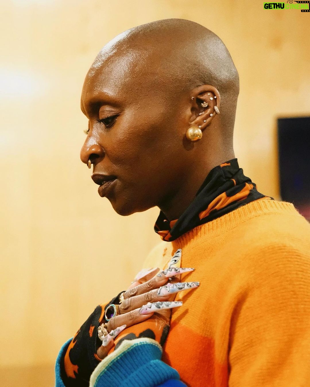 Jada Pinkett Smith Instagram - When your women friends take you to the sweet depths that split your heart to its warm springs while releasing streams of tears from your grateful eyes❣️ That was my evening with the beautiful @cynthiaerivo in London last night. Cynthia thank you for our heart nourishing conversation and thank you London for your attentive, warm embrace✨♥️✨ #IamYouareWeareWorthy #ourworthyjourney London, United Kingdom