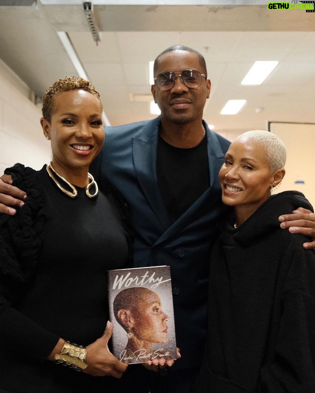 Jada Pinkett Smith Instagram - When your sista’ @mclyte comes to Detroit to join you for a lil red side table conversation about Worthy and your brother @duane_martin makes a surprise visit✨ Detroit, Michigan