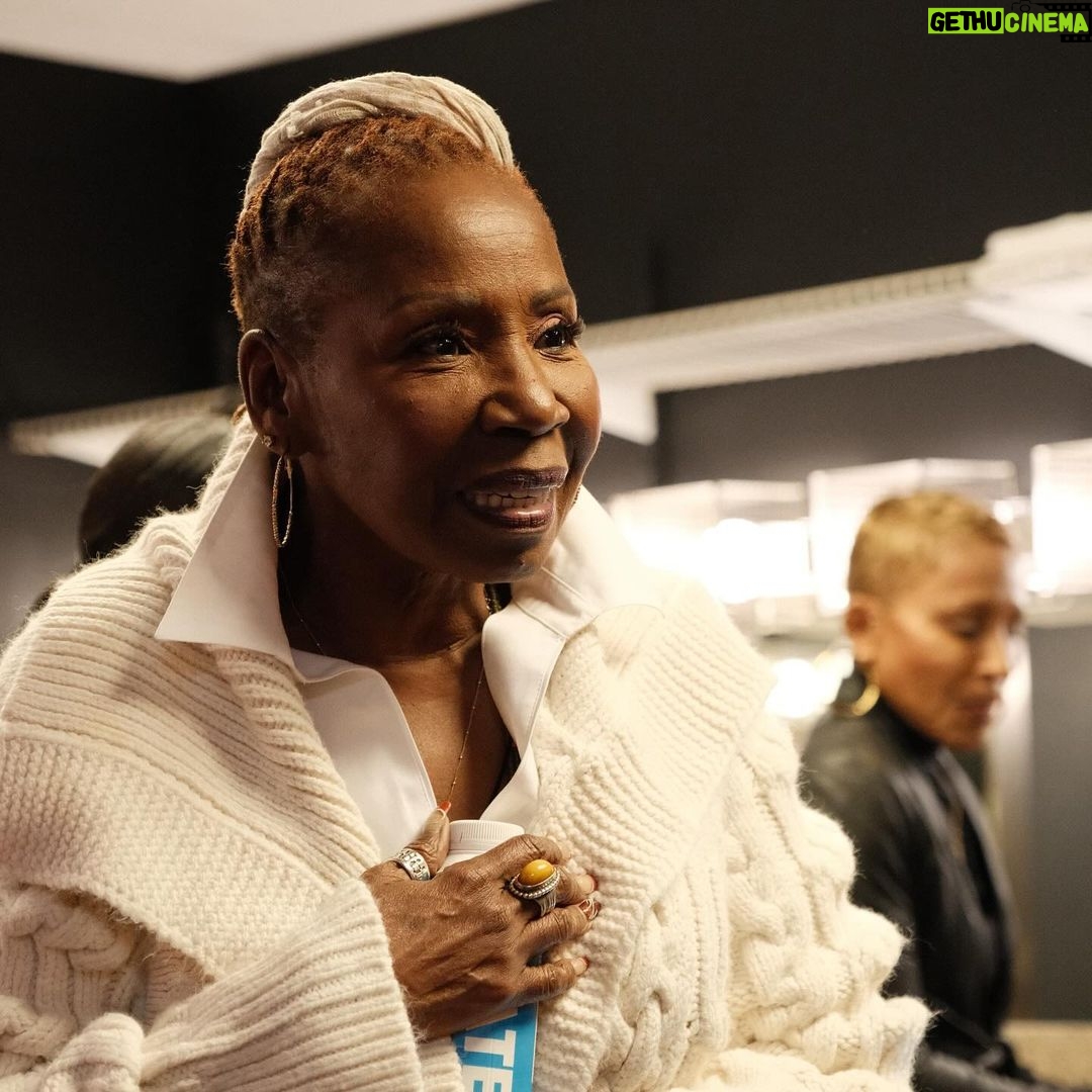 Jada Pinkett Smith Instagram - When you get to roll with two Queens who have held us up as a community in so many ways. @therealdebbieallen thank you for our lil red side table conversation at the Howard Theatre last night. It was full of so much love and fun. @iyanlavanzant thank you for the wisdom you’ve shared through the years that have helped many of us see the light at the end of many dark tunnels 🙏🏽✨ AND … we all got portraits done by @demontpinder toooo! The Howard Theatre