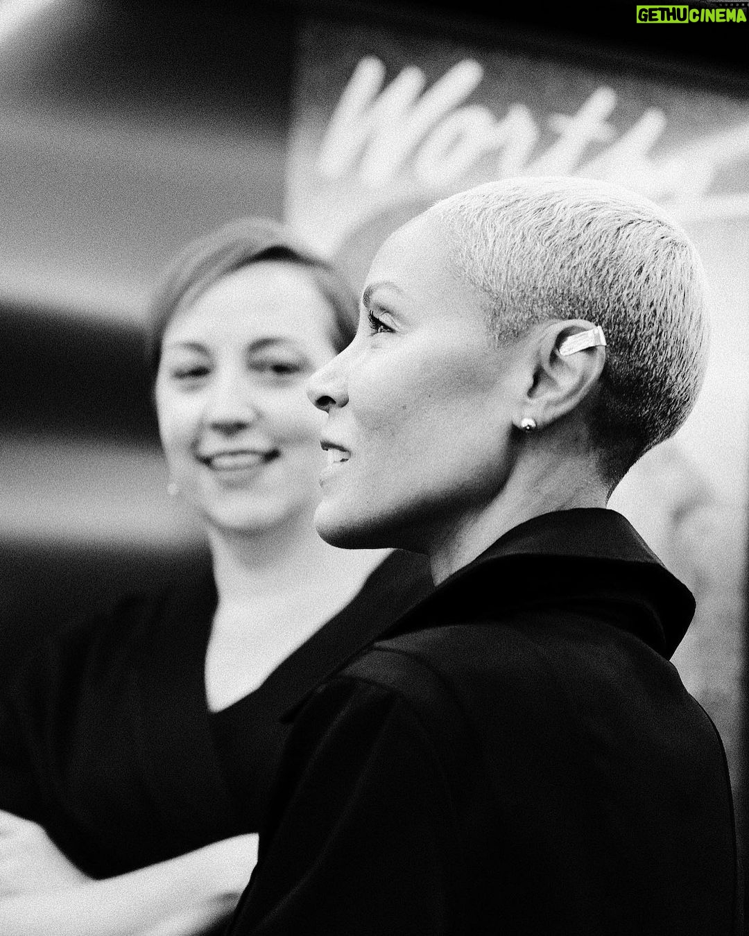 Jada Pinkett Smith Instagram - me x my @harpercollins family = good times✨ Thank you to every single person at HarperCollins that helped bring my book Worthy to reality. And thank you for a beautiful day yesterday 🙏🏽♥️ #ourworthyjourney #IamYouareWeareWorthy