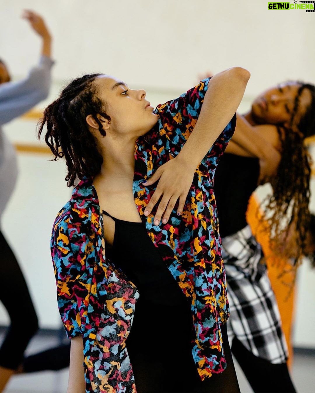 Jada Pinkett Smith Instagram - Thank you @willowsmith and @muglerofficial for your support of Baltimore School for the Arts. @baltschoolarts 🙏🏽🤩🙏🏽