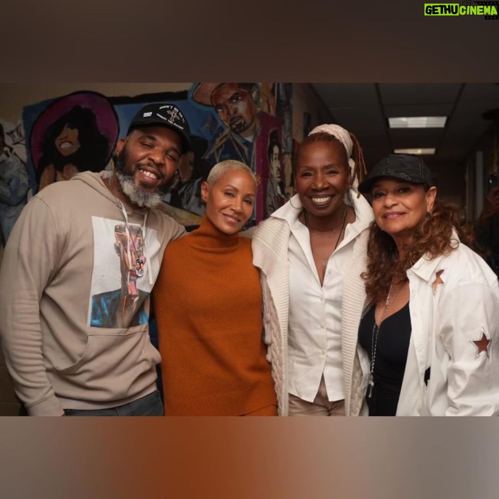 Jada Pinkett Smith Instagram - When you get to roll with two Queens who have held us up as a community in so many ways. @therealdebbieallen thank you for our lil red side table conversation at the Howard Theatre last night. It was full of so much love and fun. @iyanlavanzant thank you for the wisdom you’ve shared through the years that have helped many of us see the light at the end of many dark tunnels 🙏🏽✨ AND … we all got portraits done by @demontpinder toooo! The Howard Theatre