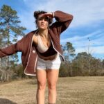 Jade Chynoweth Instagram - On The Second Day Of Christmas, It Was Sweater Weather in The South 🧤 #day2 #12DaysOfJademas #SecondDayOfChristmas DC: me Song: “Soweto” @vict0ny @tempoe_ #12daysofchristmas #sweaterweather #dance