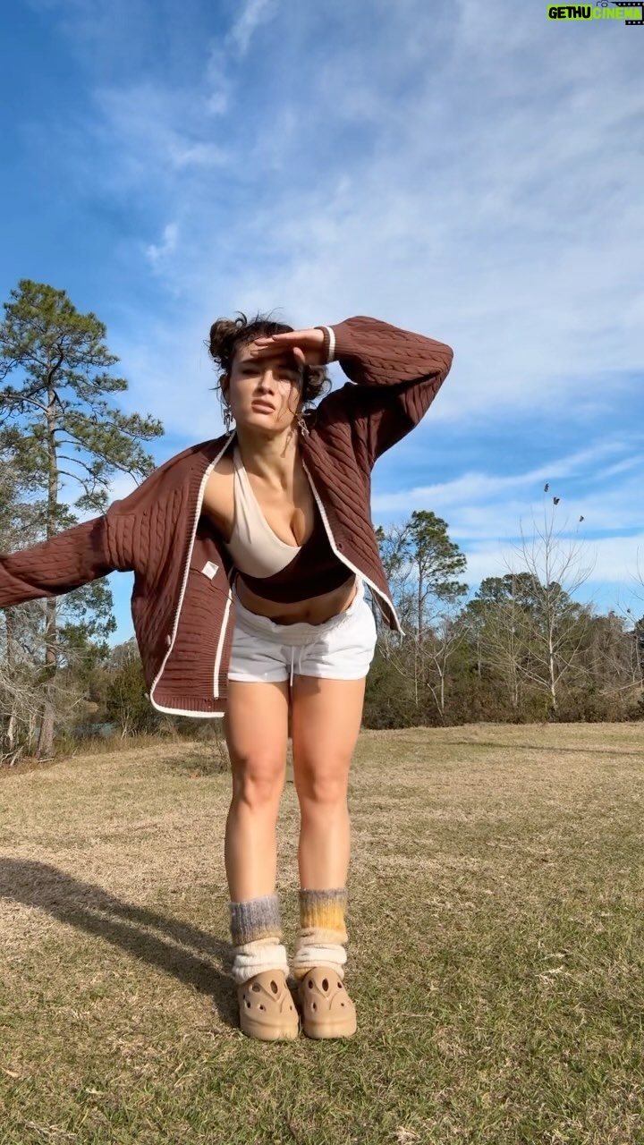 Jade Chynoweth Instagram - On The Second Day Of Christmas, It Was Sweater Weather in The South 🧤 #day2 #12DaysOfJademas #SecondDayOfChristmas DC: me Song: “Soweto” @vict0ny @tempoe_ #12daysofchristmas #sweaterweather #dance