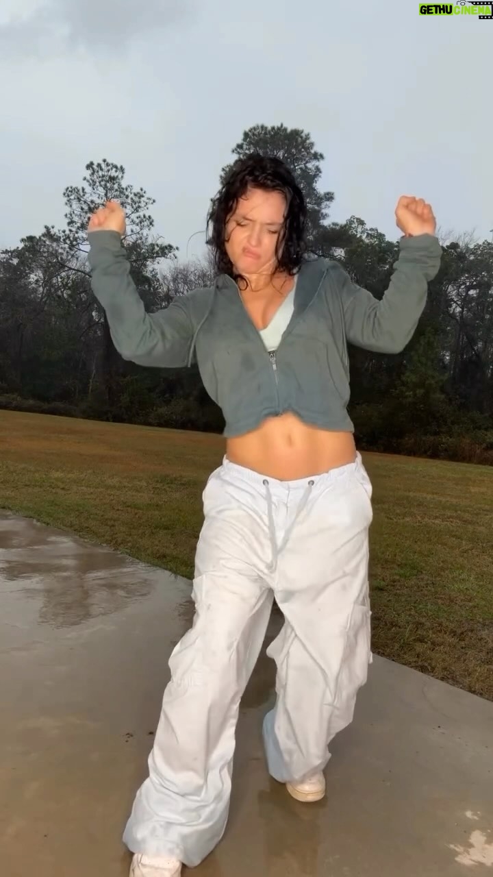 Jade Chynoweth Instagram - Got caught with the…☔️ Little dance challenge I came up with☺️ #nostatementschallenge @scar_lip