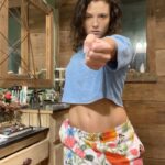 Jade Chynoweth Instagram - Morning Movement🌞 Freestyle to “Love Language” by @sza 💫 Featuring my infamous bed head 😝🥱