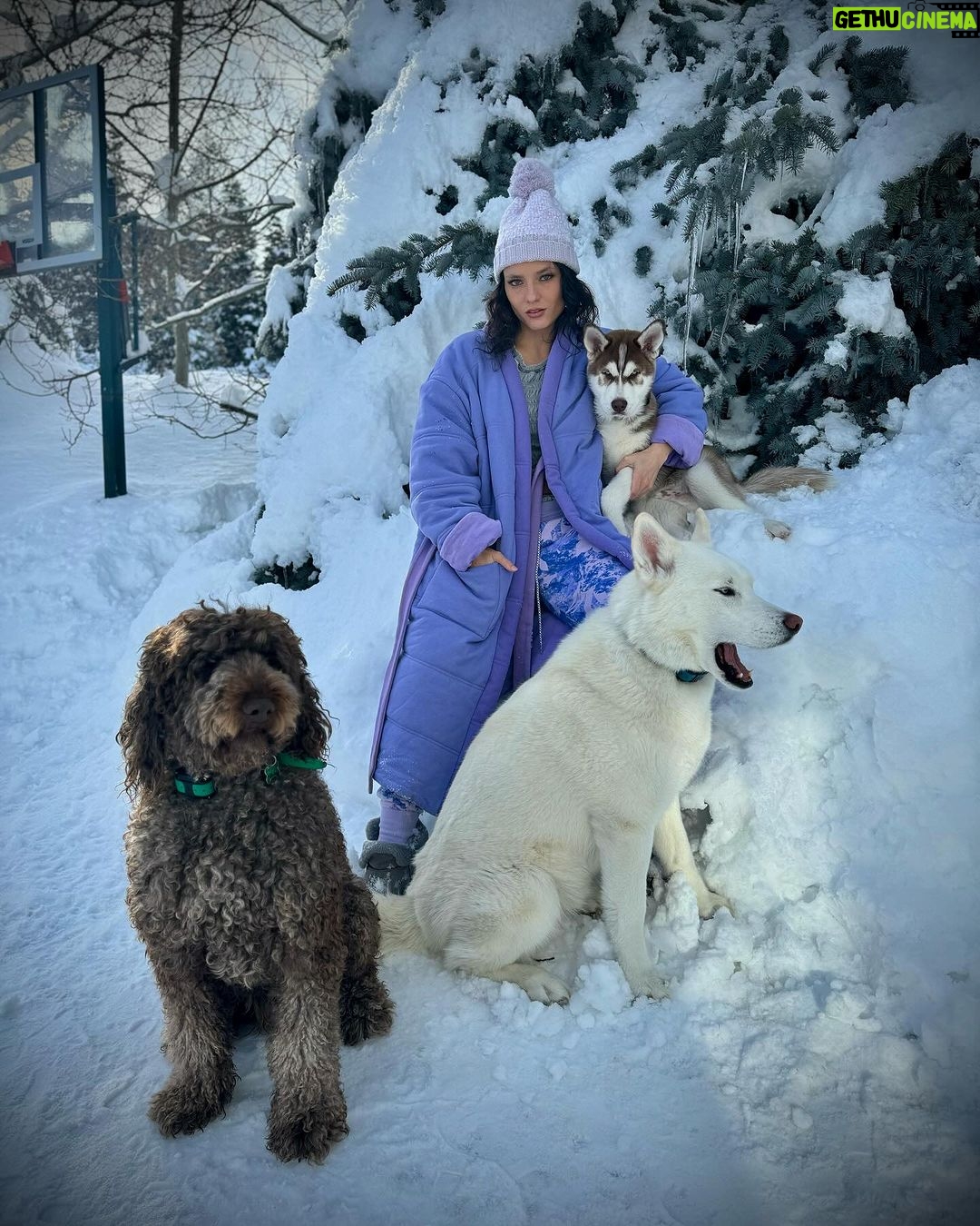 Jade Chynoweth Instagram - Had to pull the fam together for a little @offhours.co photo shoot. Featuring the sickest, comfiest overcoats.ππΌππΌππΌ Check them outπ€