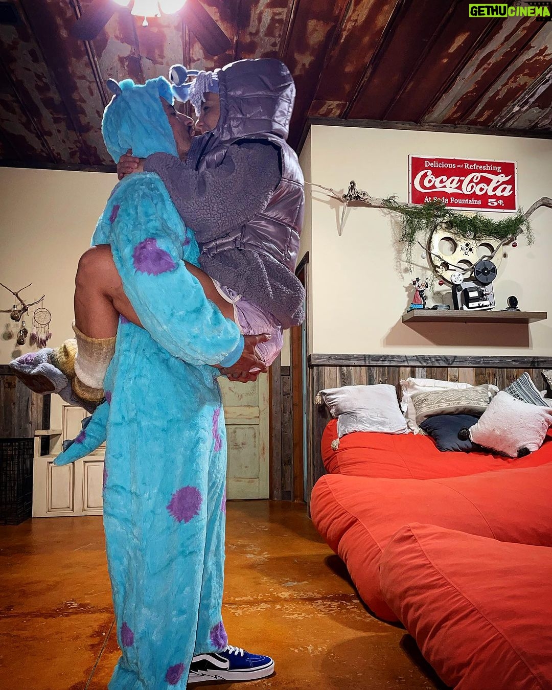 Jade Chynoweth Instagram - There was a monster in my closet 💜💙