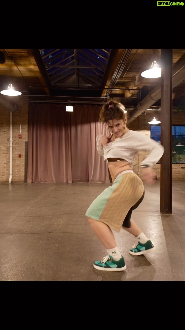 Jade Chynoweth Instagram - ✨See Body ✨ My latest creation from Chicagos class with @collabratorycomplex 💕 @heisrema 🙌🏼 “Charm” @phanman33 🎥 @fuego.dance X Jade on the feet, you already knowwwwww😝💚 #dance #rema #jadechynoweth