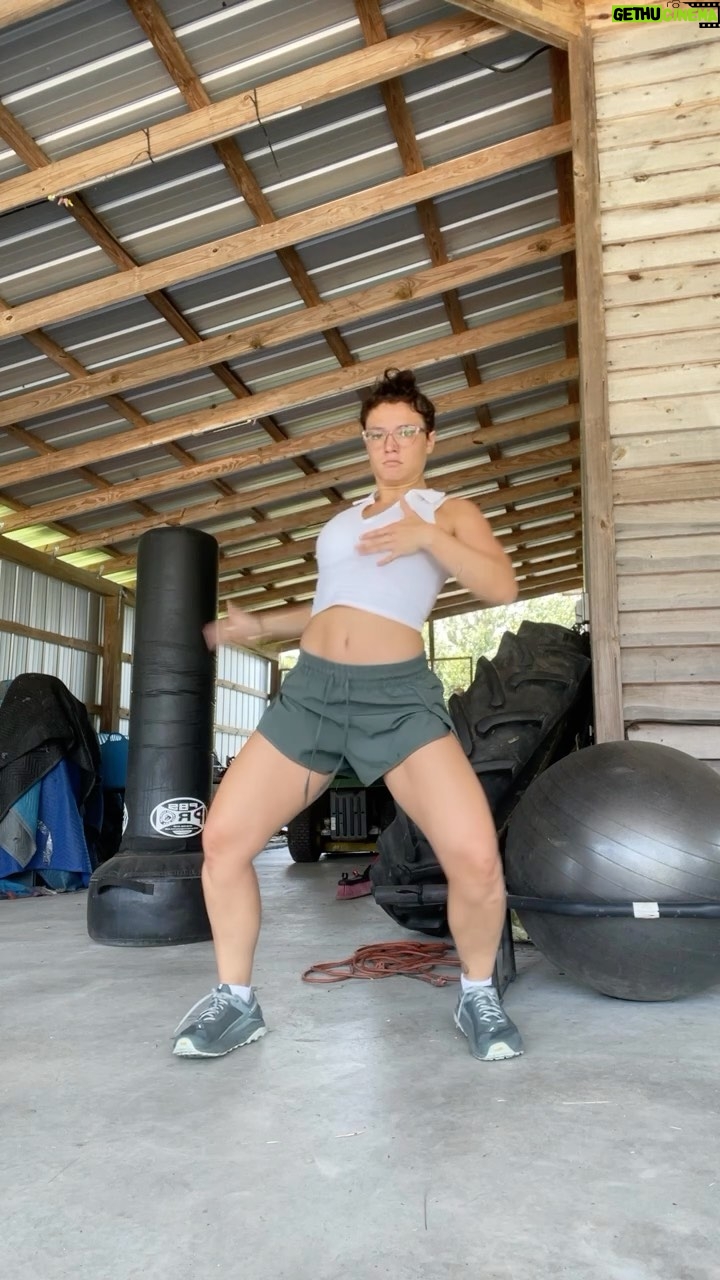 Jade Chynoweth Instagram - Flutterin in from Neverland 🧚🏼 Little freestyle in the garage to one of my favorite artists.