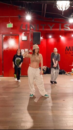 Jade Chynoweth Instagram - Had to put this one on redial ☎️ 
Same dance different group❤️
🧠: @alexander.chung 
🎵: @sza “Low”
🎥: @ryanparma 
👯‍♀️: @kk_rose_official and Yelp me tag the others!
👟: @fuego.dance X Jade sneaks
🏠: @mdcdance