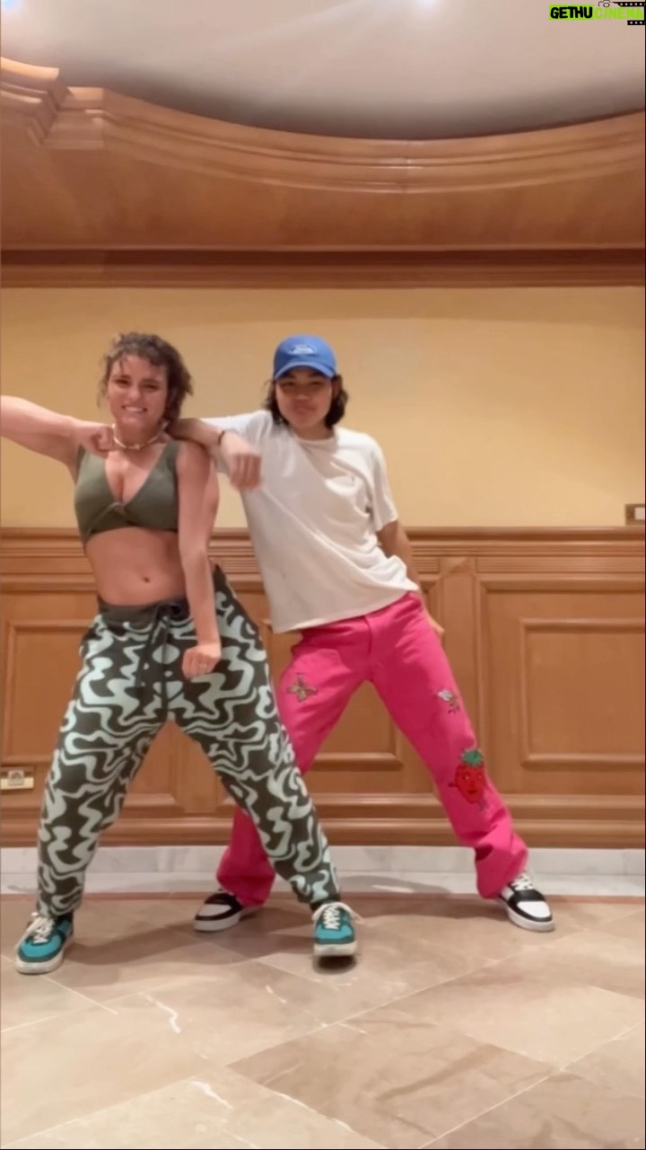 Jade Chynoweth Instagram - This oneβs for you MomππΌ Letβs make my moms birthday extra special by making this challenge go viral ππ #rakeitupchallenge DC: @shurene ππ Letβs goooooo @seanlew πππ