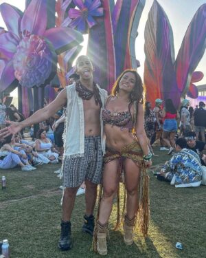 Jade Chynoweth Instagram - Saved the best for last💎🌿🌺
Coachella Day 3 
I made this bra! I was so proud😝 felt like a hippie shakira dancing the night away with my man💕

Highlight: @kaliuchis