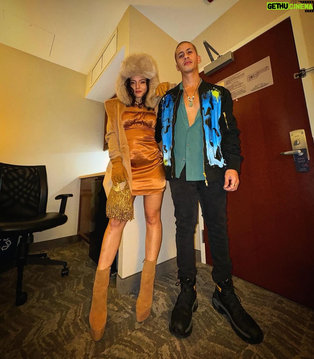 Jade Chynoweth Instagram - NYE in Chi-City✨ #bobbleheads #bigfeet