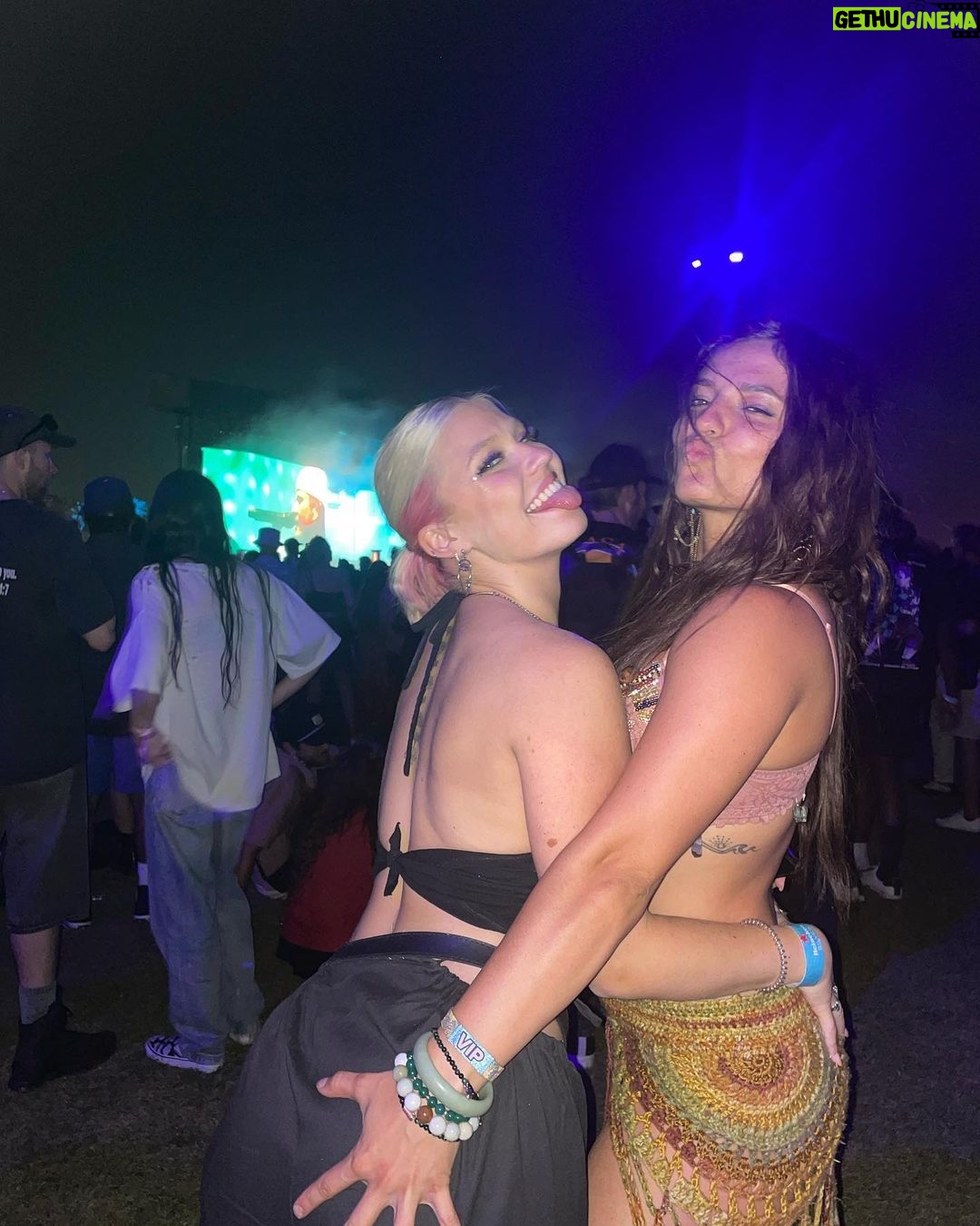 Jade Chynoweth Instagram - Chella 2023 was lit!✨ Watching my girl @samholmbbberg perform on the biggest Coachella stage with Becky G was my highlight! Couldn’t have picked a better squad to have endured the hottest camping experience of my life with🥰