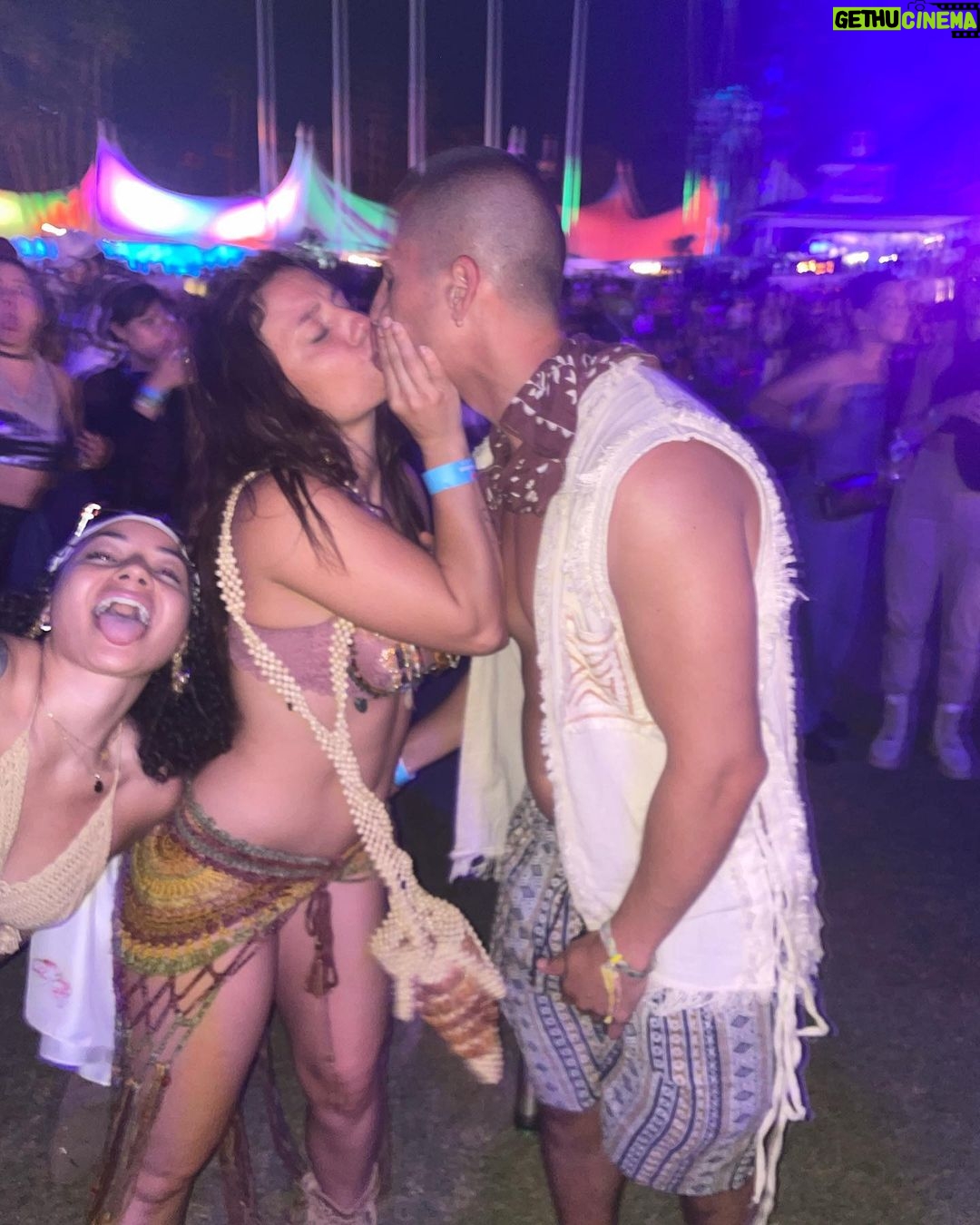 Jade Chynoweth Instagram - Chella 2023 was lit!✨ Watching my girl @samholmbbberg perform on the biggest Coachella stage with Becky G was my highlight! Couldn’t have picked a better squad to have endured the hottest camping experience of my life with🥰