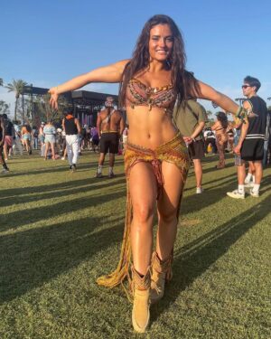 Jade Chynoweth Instagram - Saved the best for last💎🌿🌺
Coachella Day 3 
I made this bra! I was so proud😝 felt like a hippie shakira dancing the night away with my man💕

Highlight: @kaliuchis