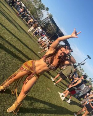 Jade Chynoweth Instagram - Saved the best for last💎🌿🌺
Coachella Day 3 
I made this bra! I was so proud😝 felt like a hippie shakira dancing the night away with my man💕

Highlight: @kaliuchis