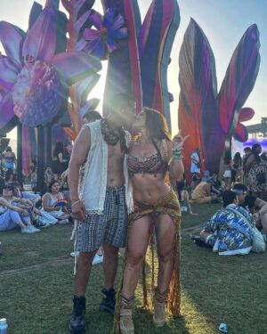 Jade Chynoweth Instagram - Saved the best for last💎🌿🌺
Coachella Day 3 
I made this bra! I was so proud😝 felt like a hippie shakira dancing the night away with my man💕

Highlight: @kaliuchis