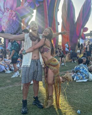 Jade Chynoweth Instagram - Saved the best for last💎🌿🌺
Coachella Day 3 
I made this bra! I was so proud😝 felt like a hippie shakira dancing the night away with my man💕

Highlight: @kaliuchis