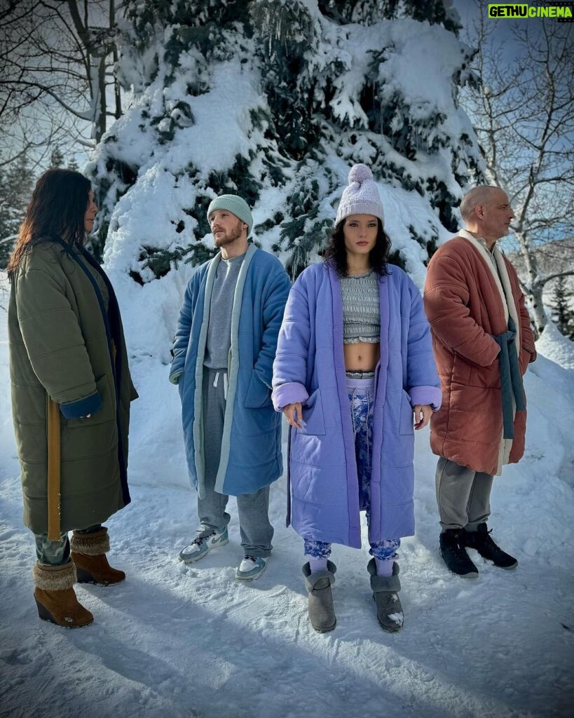 Jade Chynoweth Instagram - Had to pull the fam together for a little @offhours.co photo shoot. Featuring the sickest, comfiest overcoats.🙏🏼🙏🏼🙏🏼 Check them out🤍
