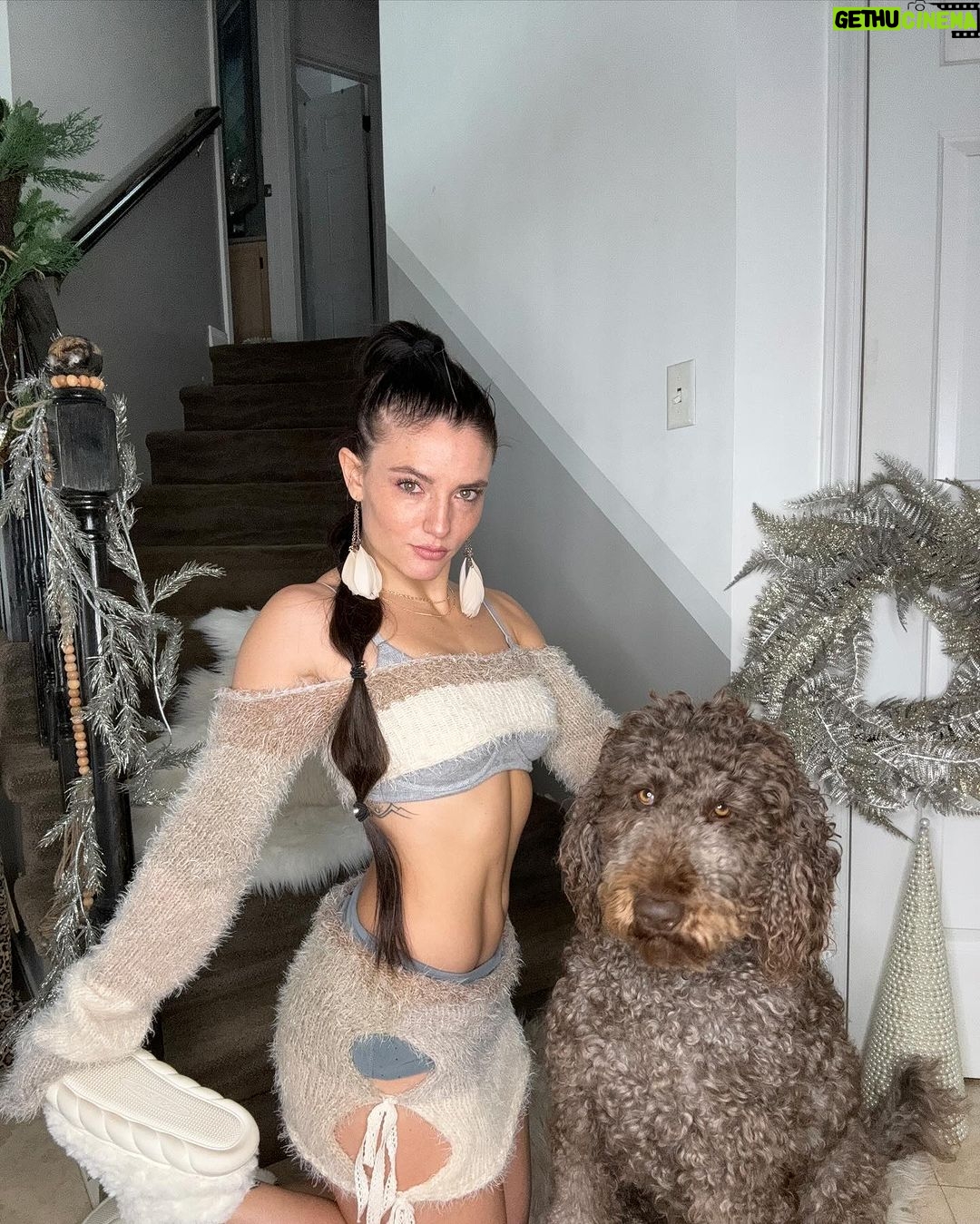 Jade Chynoweth Instagram - What was your favorite video from this year’s #12DaysOfJademas ???♥️💚