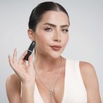 Jade Picon Instagram - o que já era bom, ainda melhor! o nosso batom matte queridinho da @maccosmeticsbrasil agora é MACximal, entregando ainda mais cor, conforto e duração. são 40 tons maravilhosos que já estão disponíveis nas lojas e no site. aproveita o meu cupom MACXIMAL-JADE e ganhe um brinde especial em compras no site da M·A·C. 💄cores utilizadas no vídeo: whirl, candy yum yum, mixed media, taupe, ruby woo, caviar e warm teddy. #MACximal #EuUsoMAC #publicidade