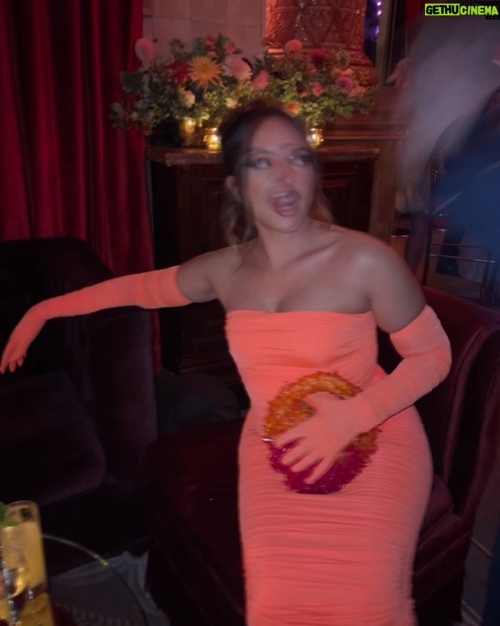 Jade Thirlwall - 421.4K Likes - 🧡📙🌅🍑
